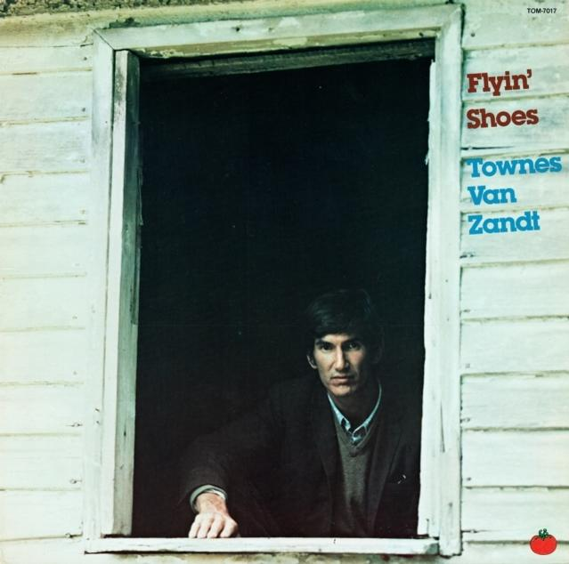 Ein Mann in dunkler Jacke schaut aus einem weißen Fenster. Der Albumtitel "Flyin' Shoes" und der Künstler "Townes Van Zandt" sind rechts.
