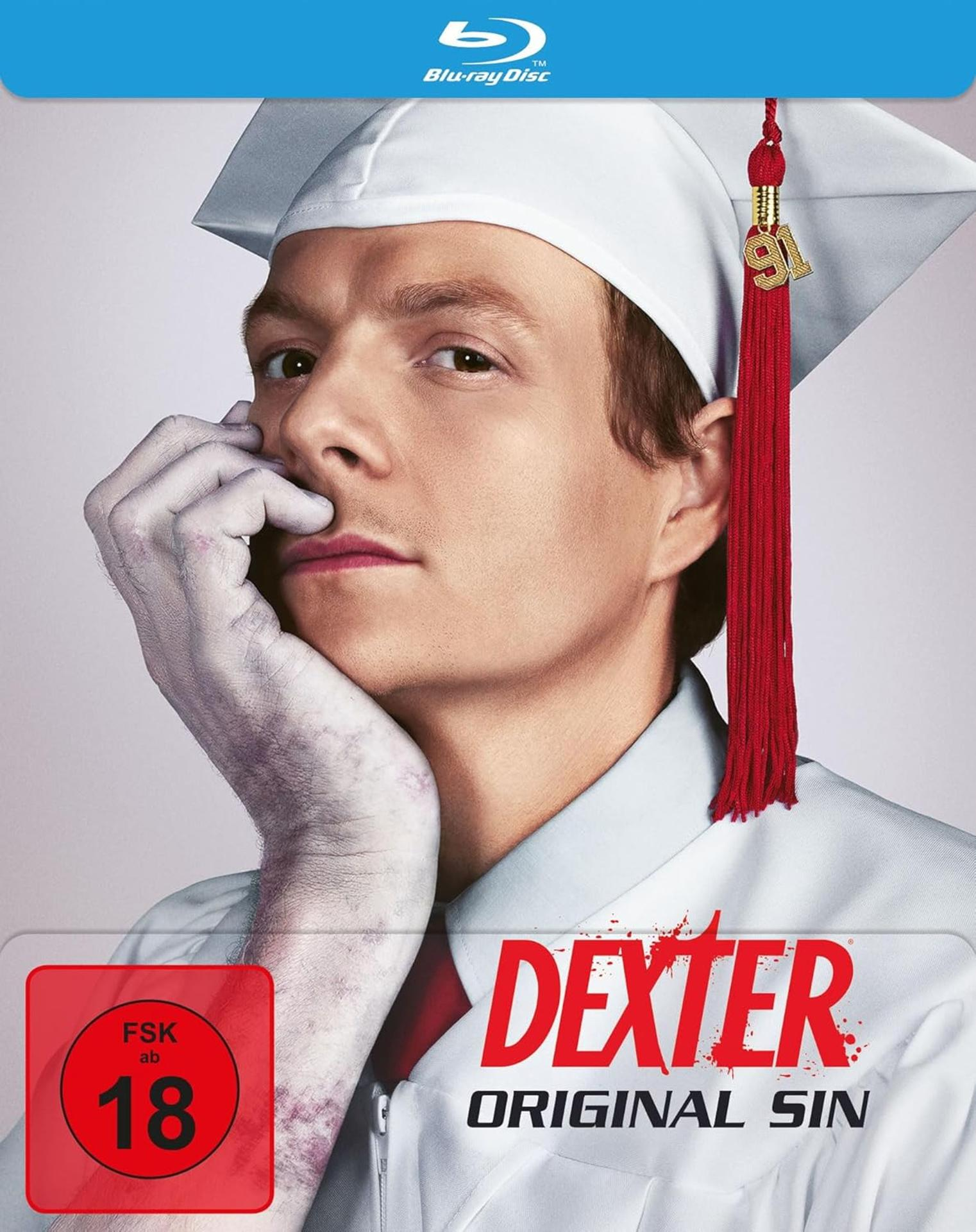 Blu-ray-Hülle von Dexter mit einem Mann in Abschlusskleidung. FSK 18-Siegel.