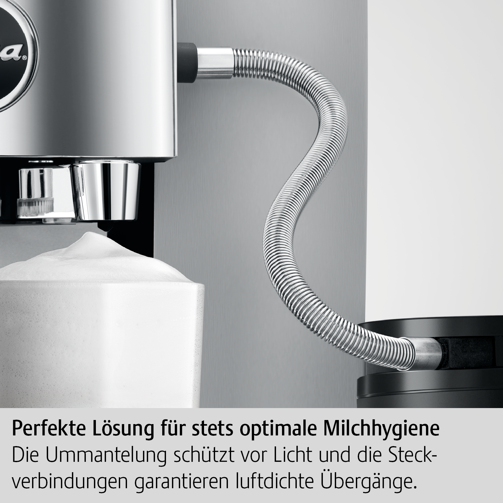 Eine Milchkaffeemaschine mit einem gewellten Edelstahl-Milchschlauch.