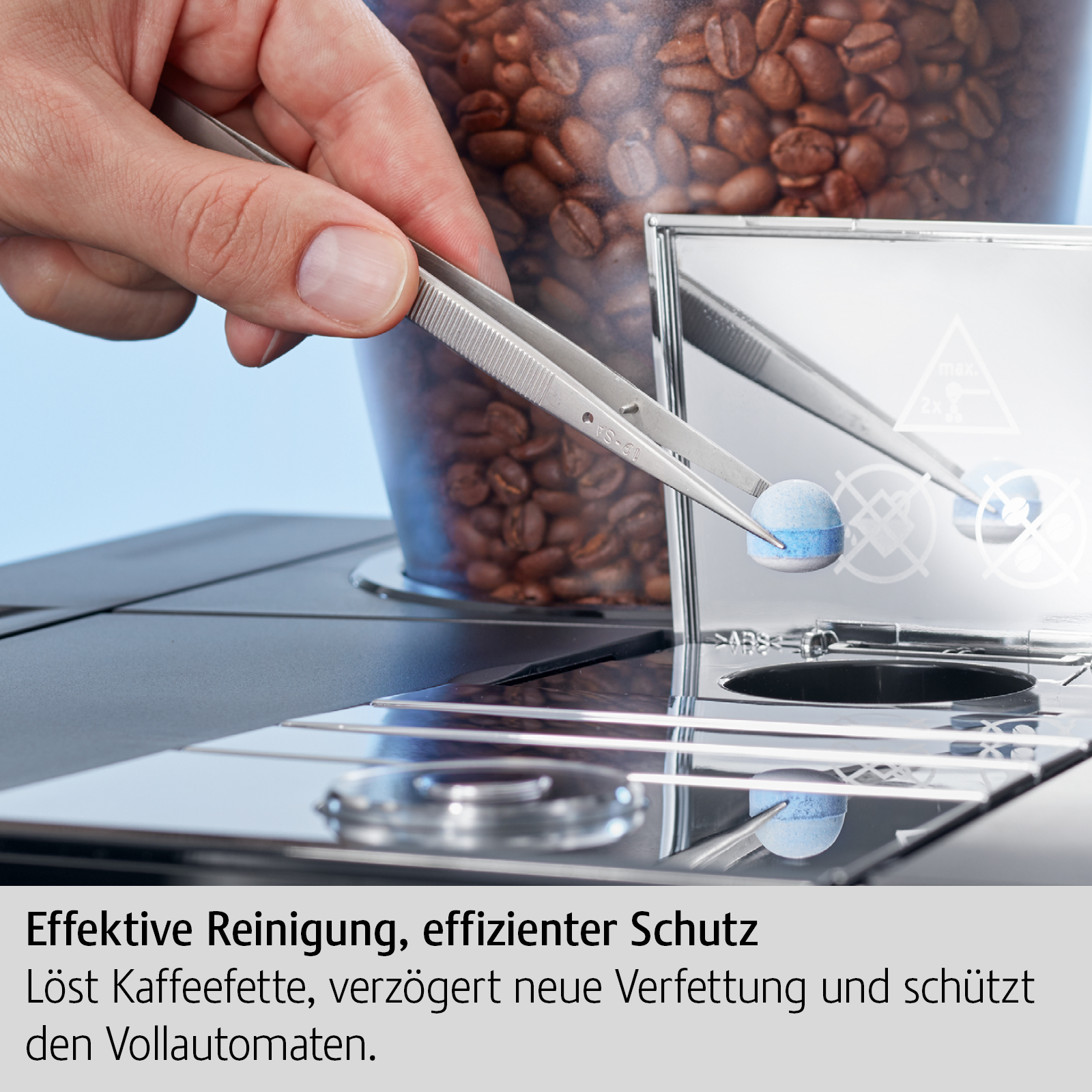 Person verwendet eine Pinzette, um eine Tablette in die Maschine zu legen.