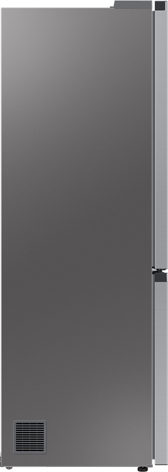 Grijze koelkast met metalen frame en ventilatierooster. Handvat en details zichtbaar. Gesloten deur, glad oppervlak.