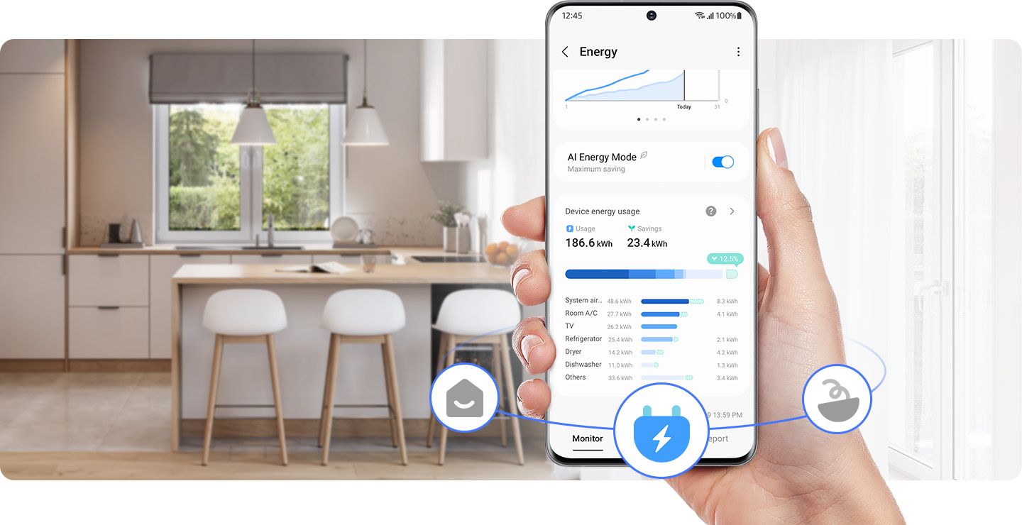 Een smartphone met energieverbruiksgegevens in een keuken, vastgehouden door een hand.