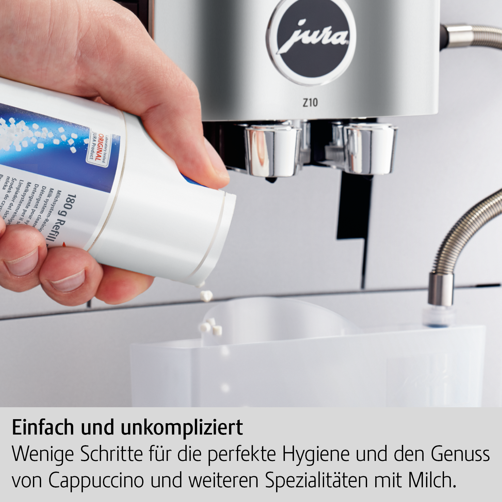 Eine Hand, die Reinigungstabletten in eine Kaffeemaschine gibt, mit Text darunter.