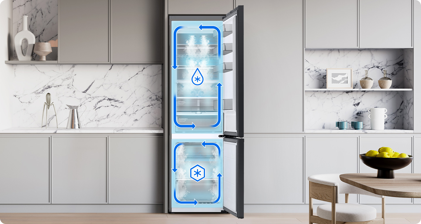 Koelkast met open deur, toont interieur met blauwe luchtstroom. Keuken op de achtergrond.