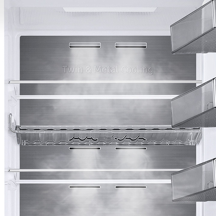 Koelkastinterieur met planken, tekst 'Twin & Metal Cooling'.