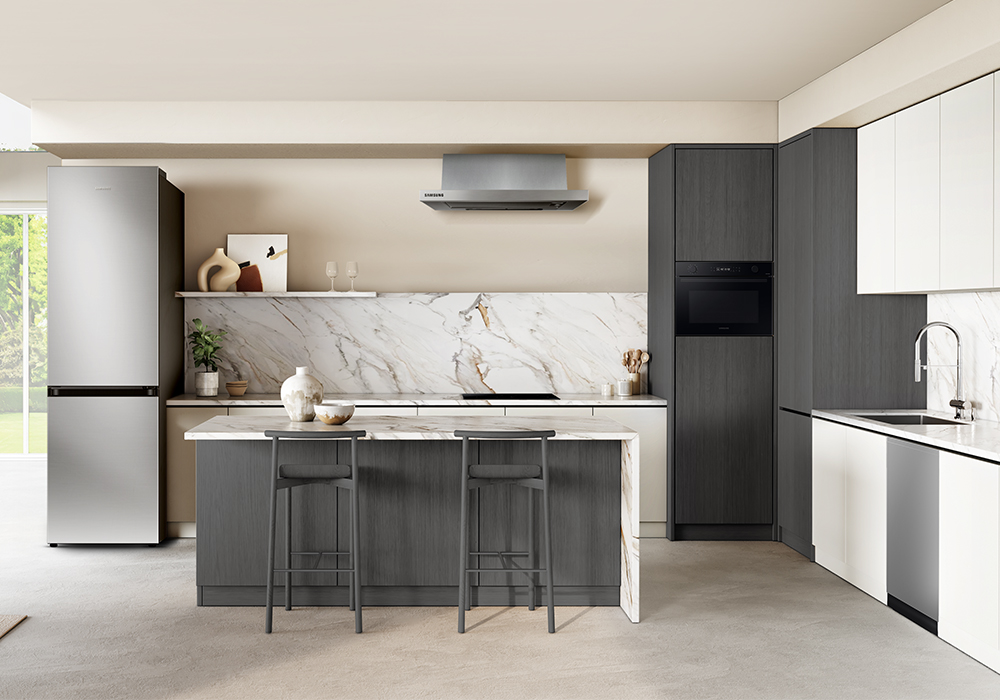 Keuken met koelkast, eiland en kookplaat. Modern design, heldere ambiance.