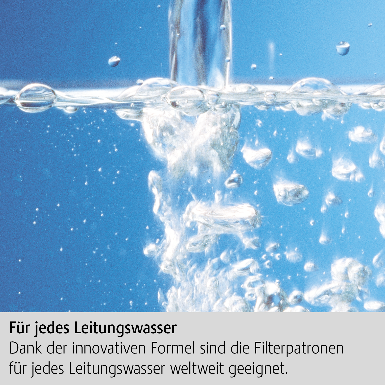 Wasserstrahl trifft auf Wasser, erzeugt Blasen. Blauer Hintergrund. Nahaufnahme. Wasserfilterung.