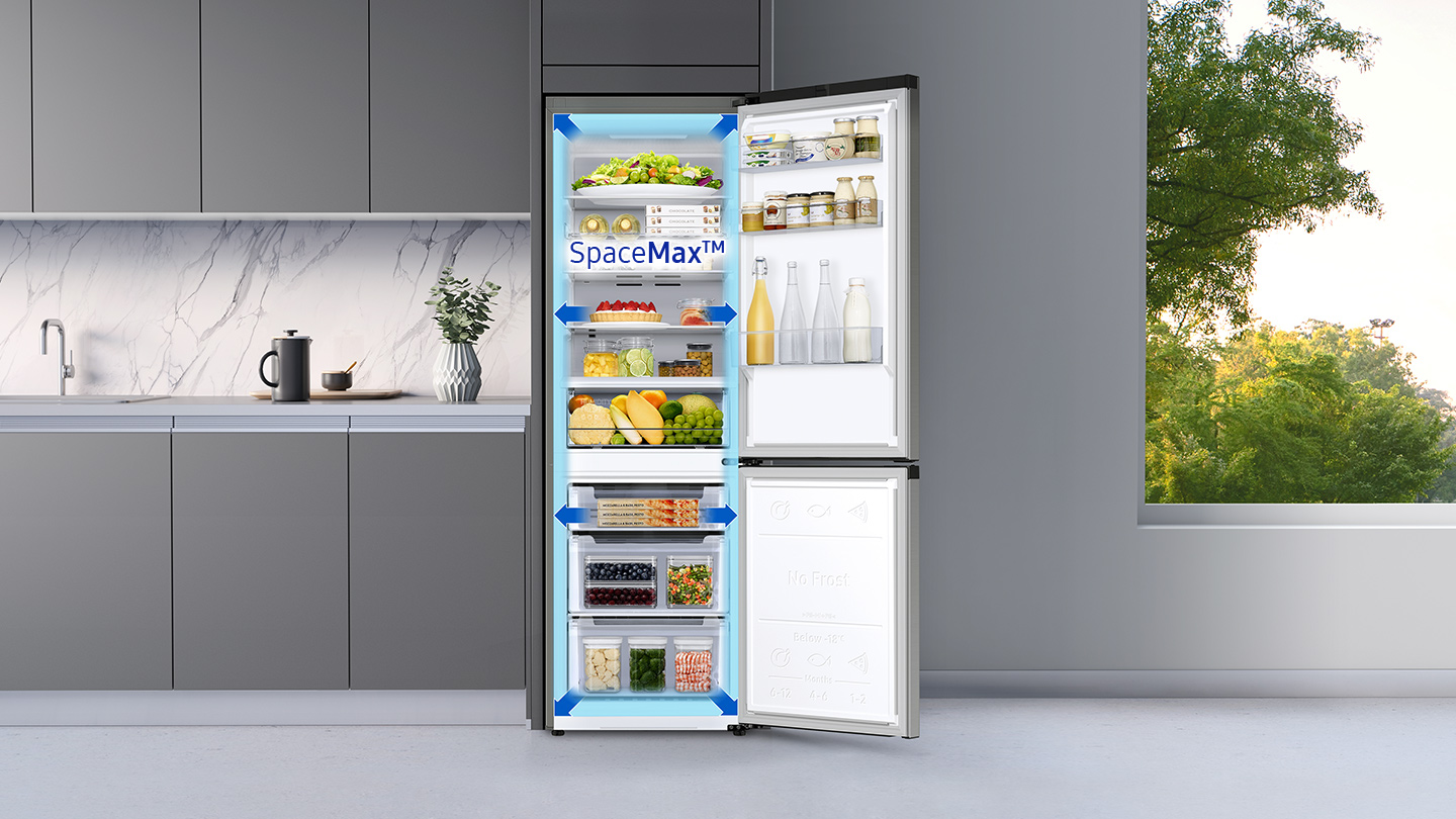 Open koelkast met voedsel in lades en compartimenten. Groenten, fruit, drankjes, alles duidelijk zichtbaar.