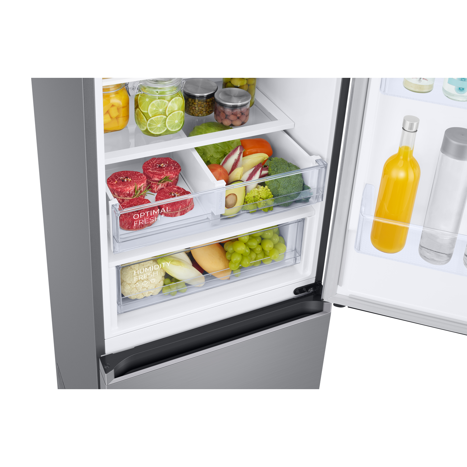 Close-up van open koelkast met fruit, groenten, vlees en sapflessen.