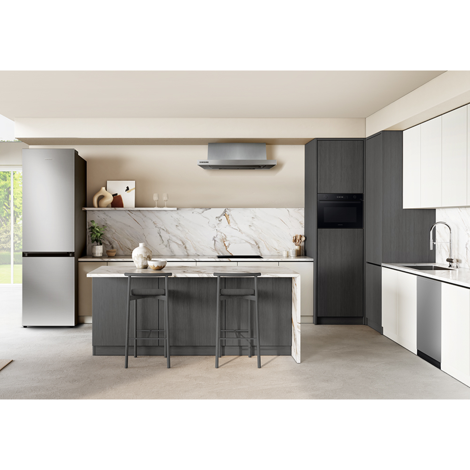 Moderne keuken met eiland, koelkast, barkrukken en apparaten. Heldere kleuren en houten details.