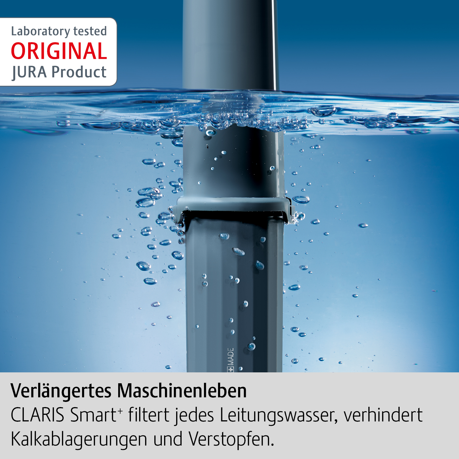 Jura-Filterpatrone in Wasser. Wasserblasen steigen auf. Oben steht "ORIGINAL JURA Product".