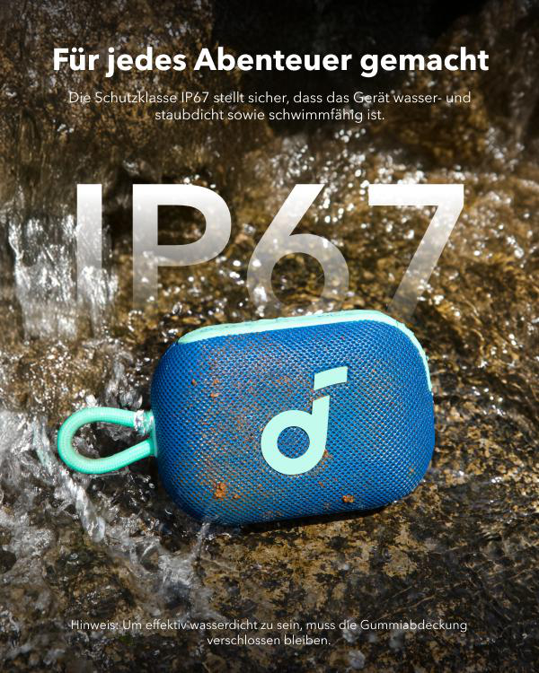 Blauer Lautsprecher im Wasser. Der Text IP67 ist im Hintergrund zu sehen.
