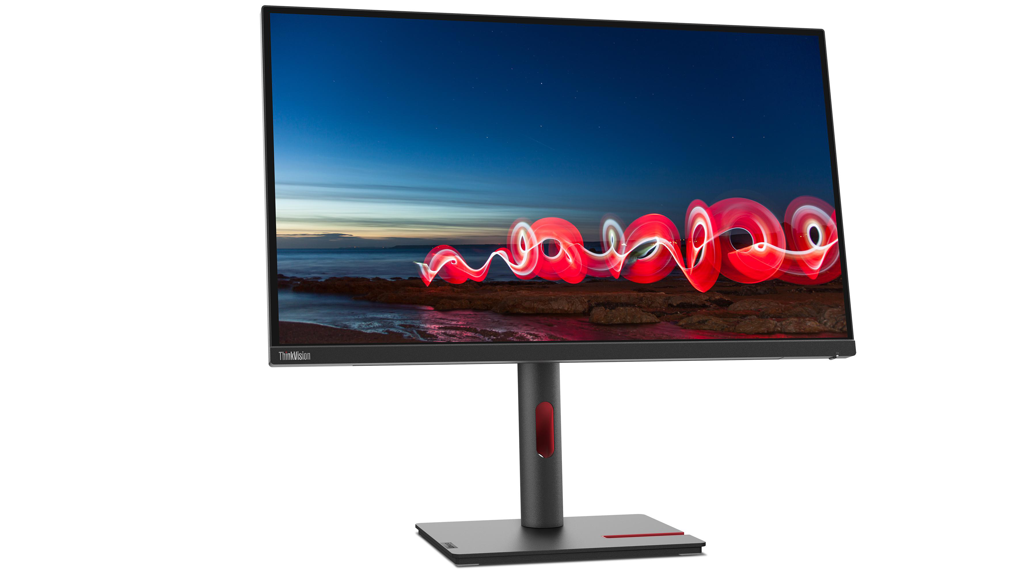 Lenovo ThinkVision Monitor. Rote Lichtspuren auf dem Bildschirm. Dunkler Himmel, Küstenlinie. Schwarzer Rahmen und Ständer.