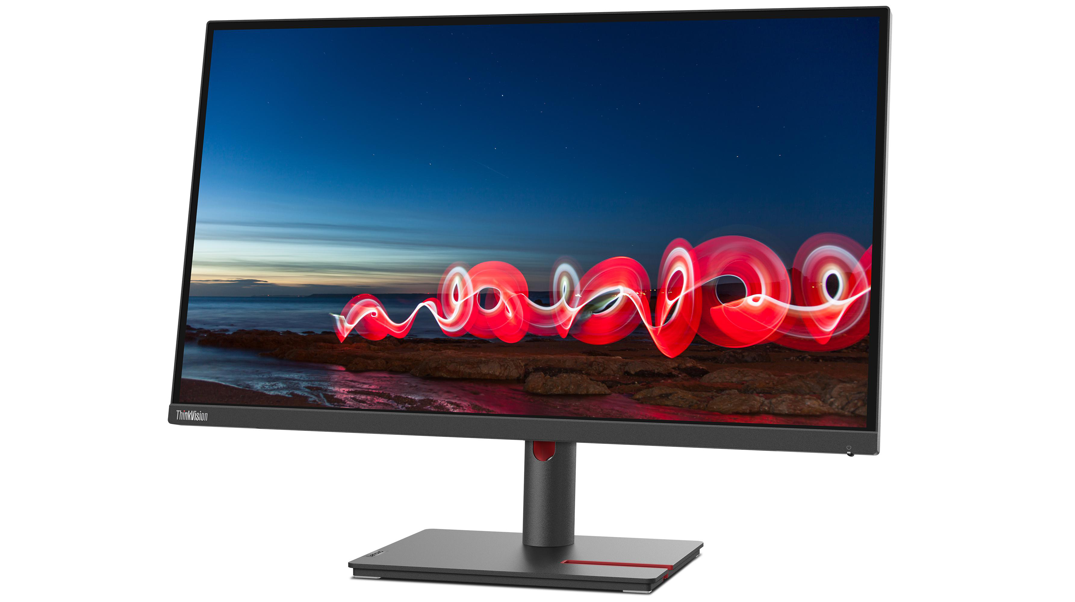 Lenovo ThinkVision Monitor mit roter Lichtspur. Dunkler Himmel, Küstenlinie. Schwarzer Rahmen und Ständer.