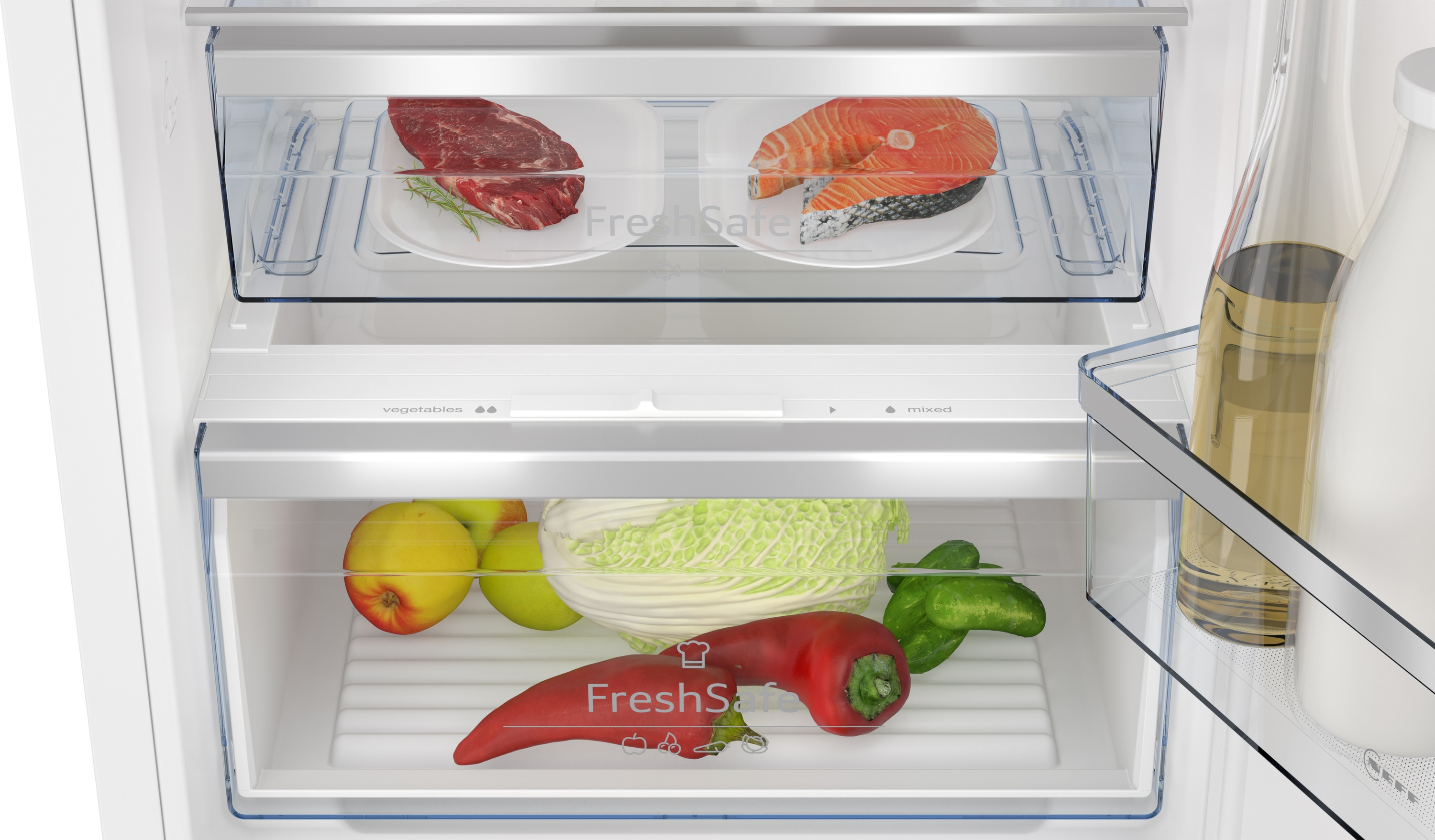 Ein Kühlschrank mit geöffneter Tür, in dem sich Schubladen mit Lebensmitteln wie Fleisch, Fisch und Gemüse befinden.