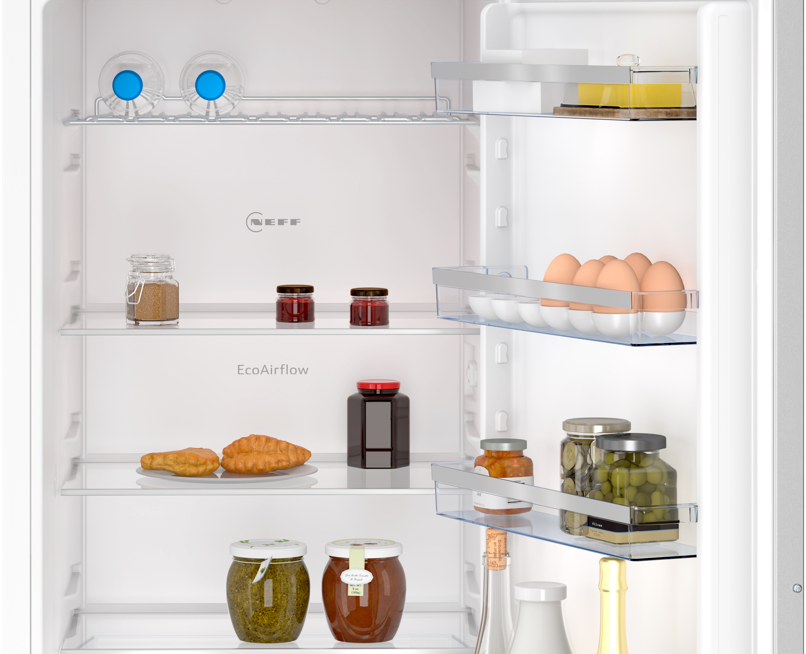 Ein Kühlschrank mit geöffneter Tür, gefüllt mit Lebensmitteln, darunter Gläser, Eier und Flaschen.