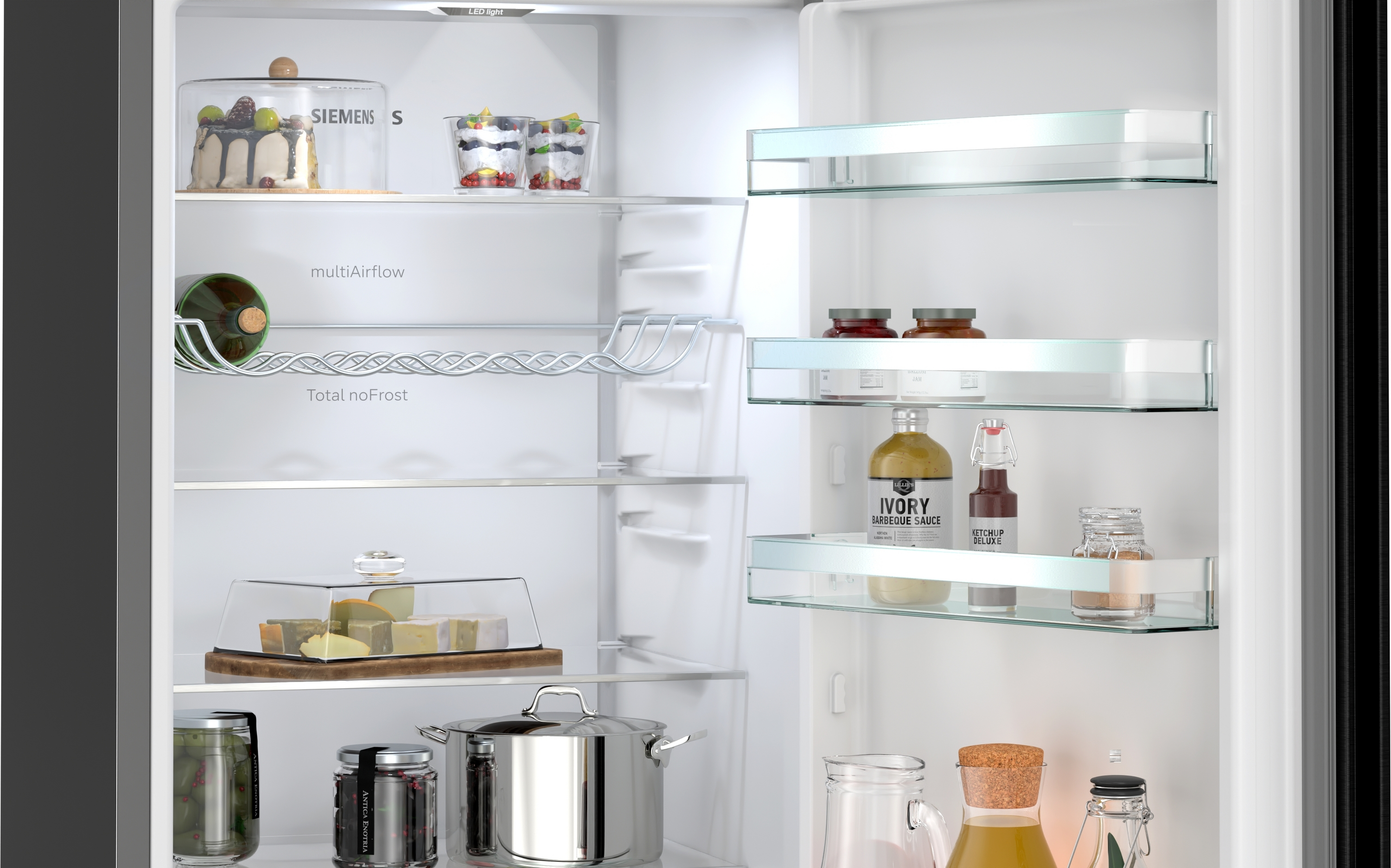 Kühlschrank mit Kuchen, Beeren, und Flaschen. Innenraum mit Regalen, Flaschenhaltern, und Lebensmitteln.