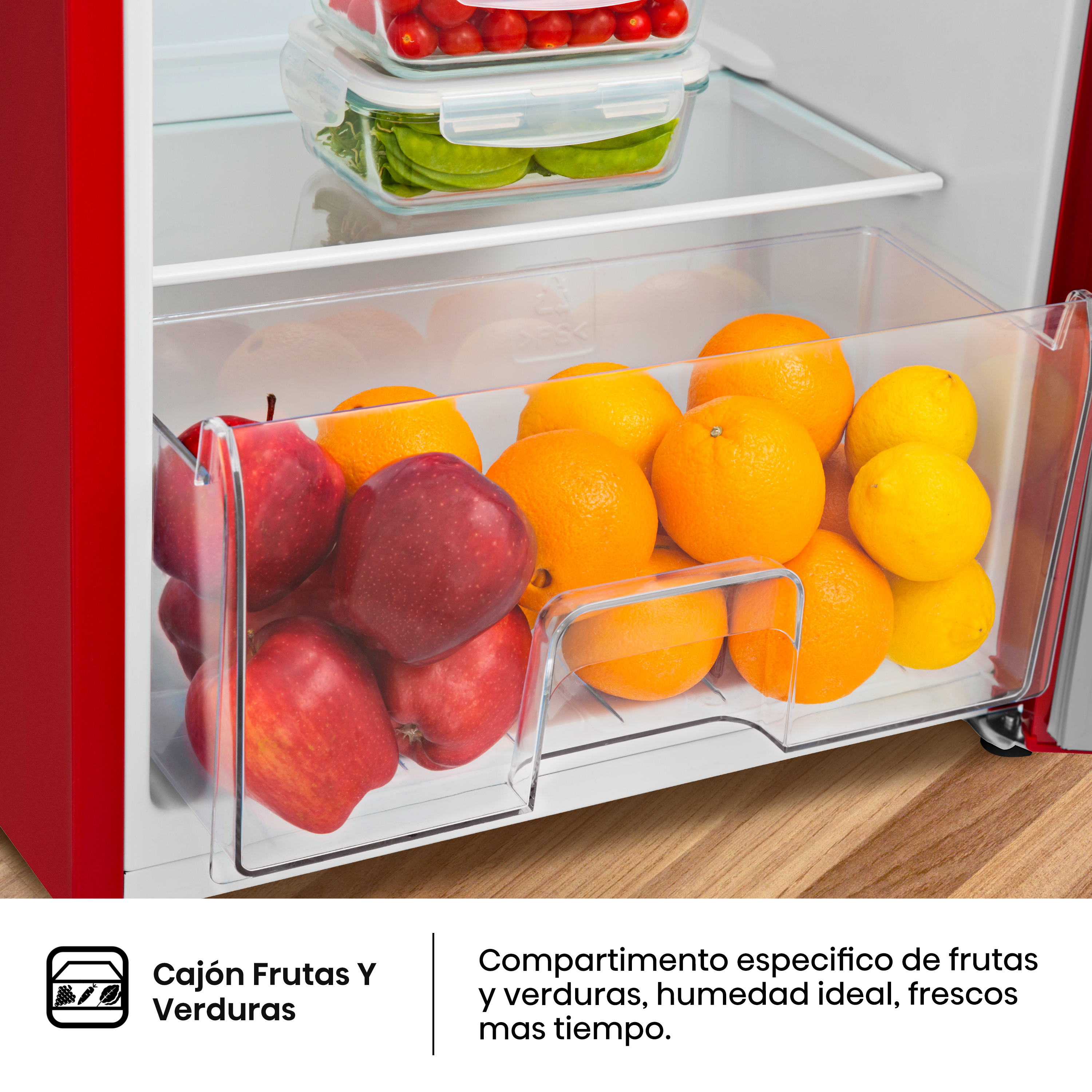 Cajón en nevera con manzanas, naranjas, limones.