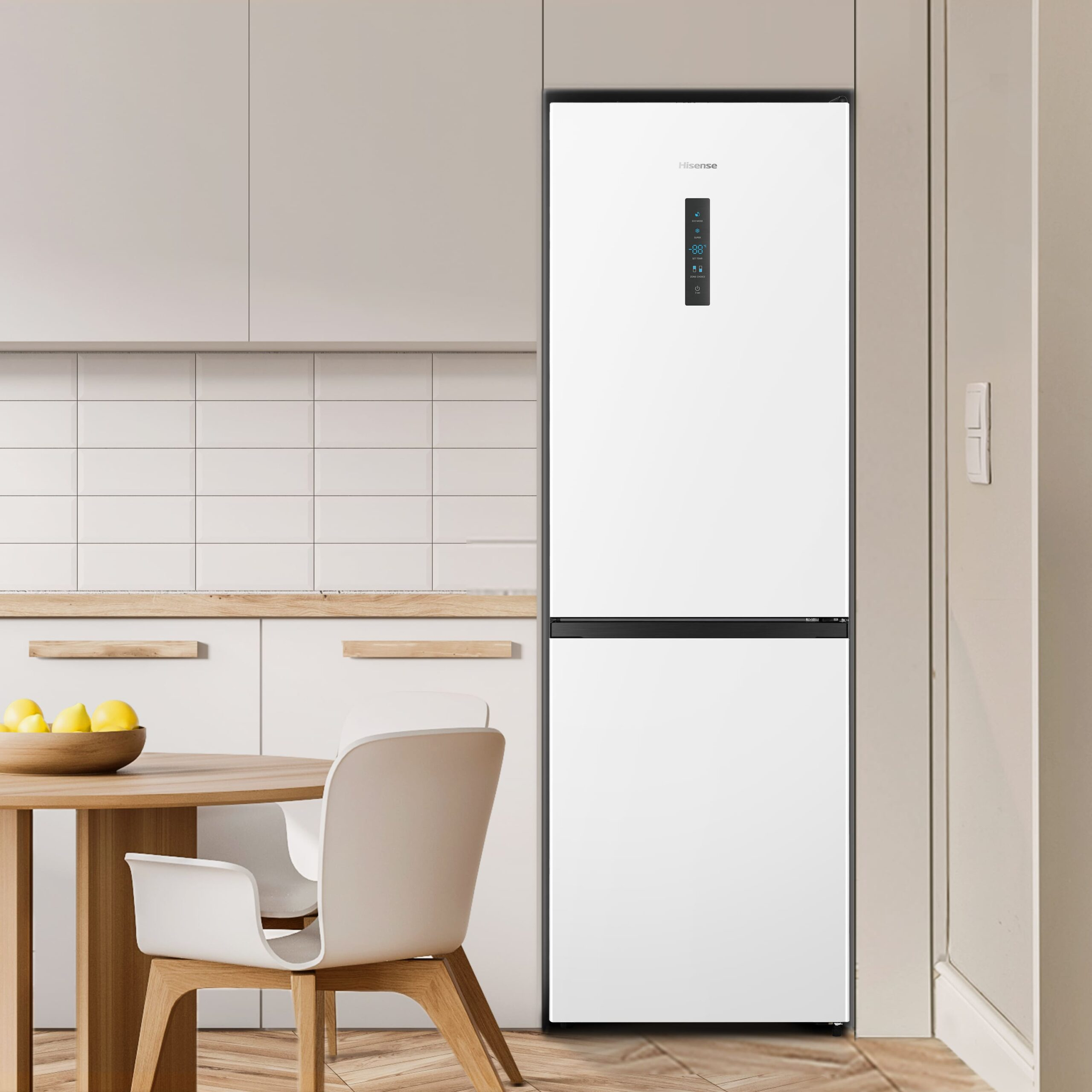 Frigorífico Hisense blanco en una cocina, con diseño moderno y mesa con limones.