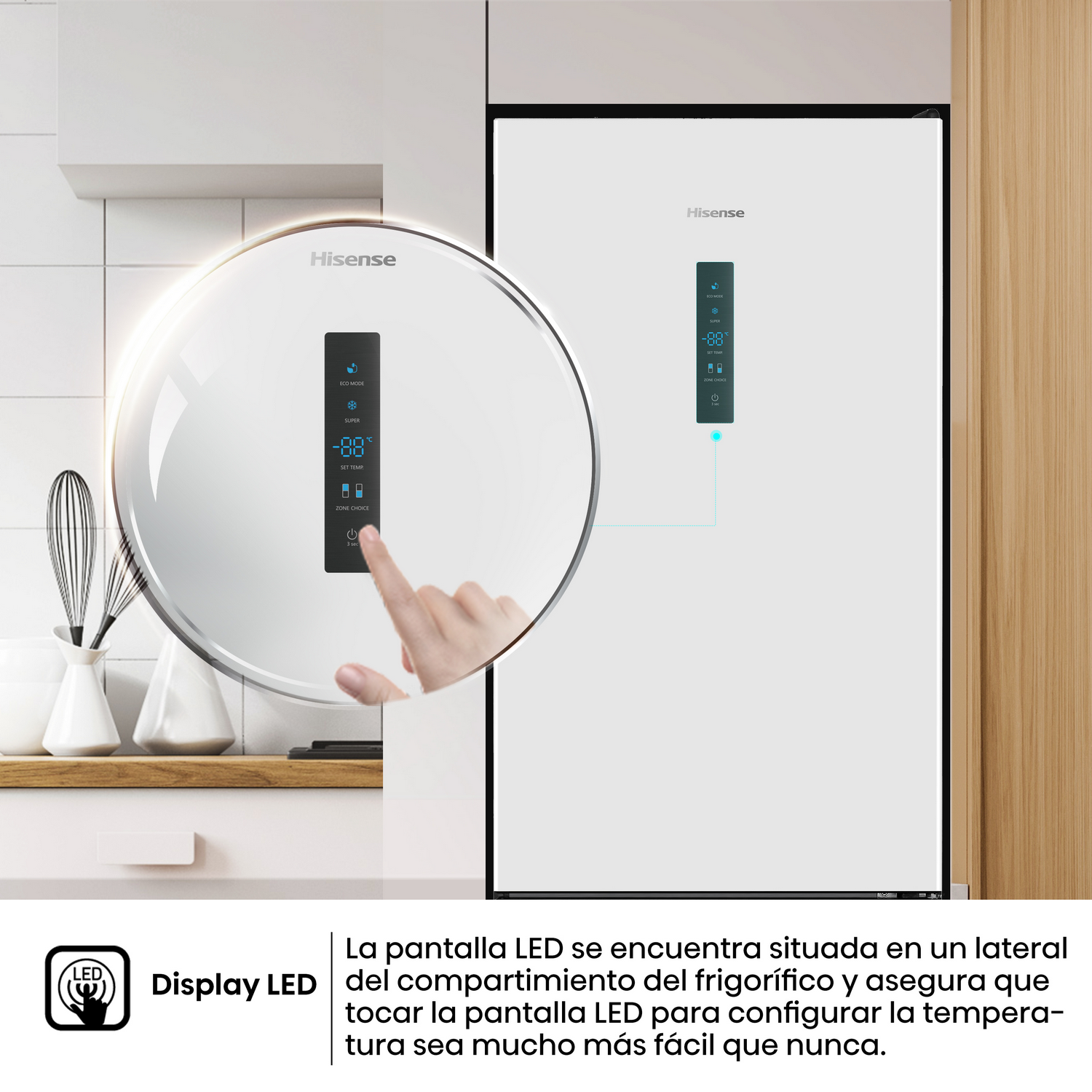 Un refrigerador blanco con una pantalla electrónica que se está tocando.