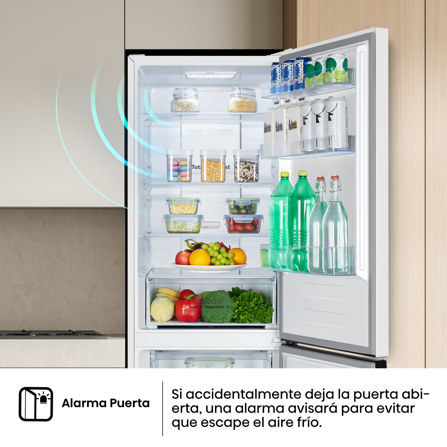 Un frigorífico abierto con alimentos y un texto que indica una alarma para la puerta abierta para evitar la fuga de aire.