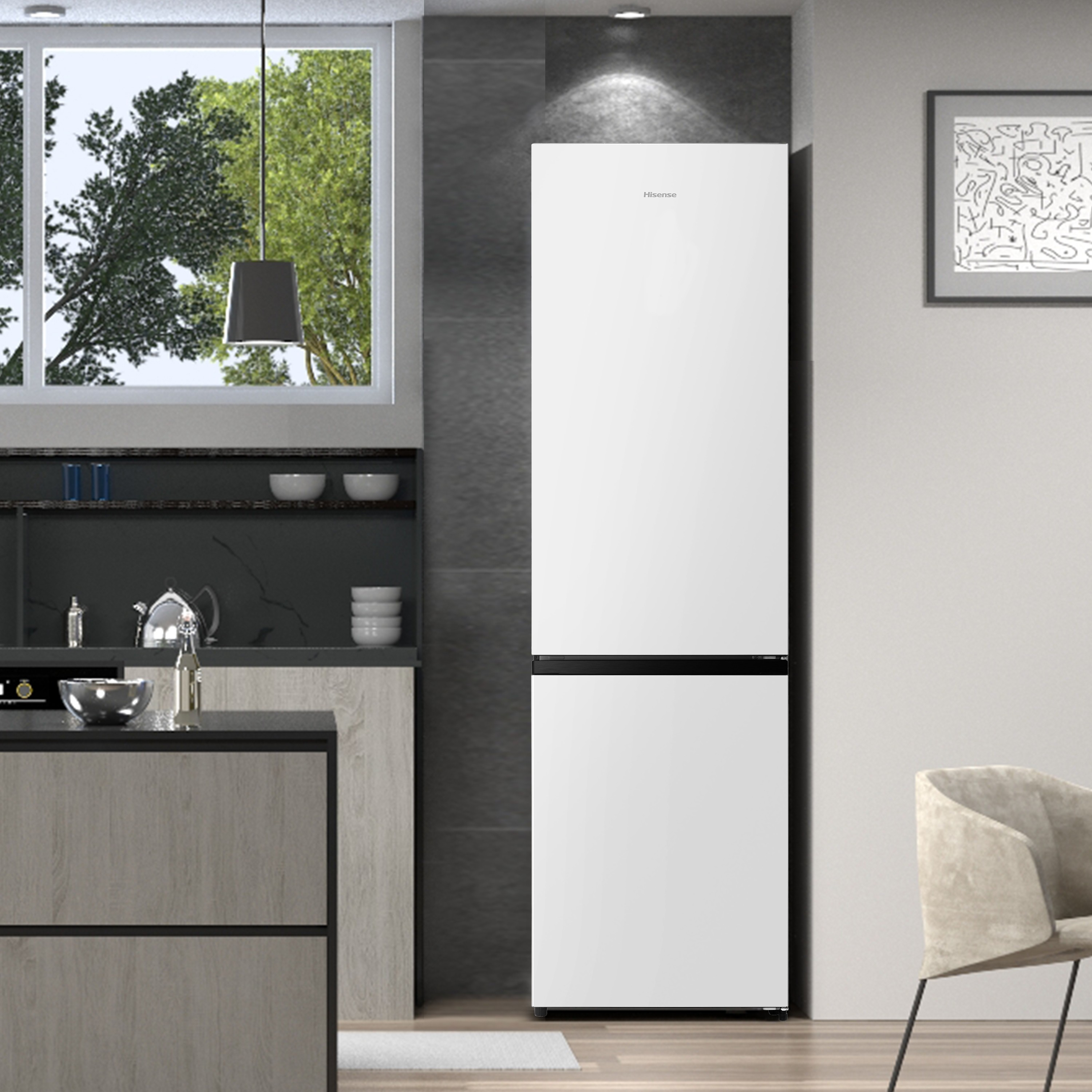 Frigorífico Hisense blanco en una cocina, con ventana, mesa y algunos utensilios de cocina visibles.