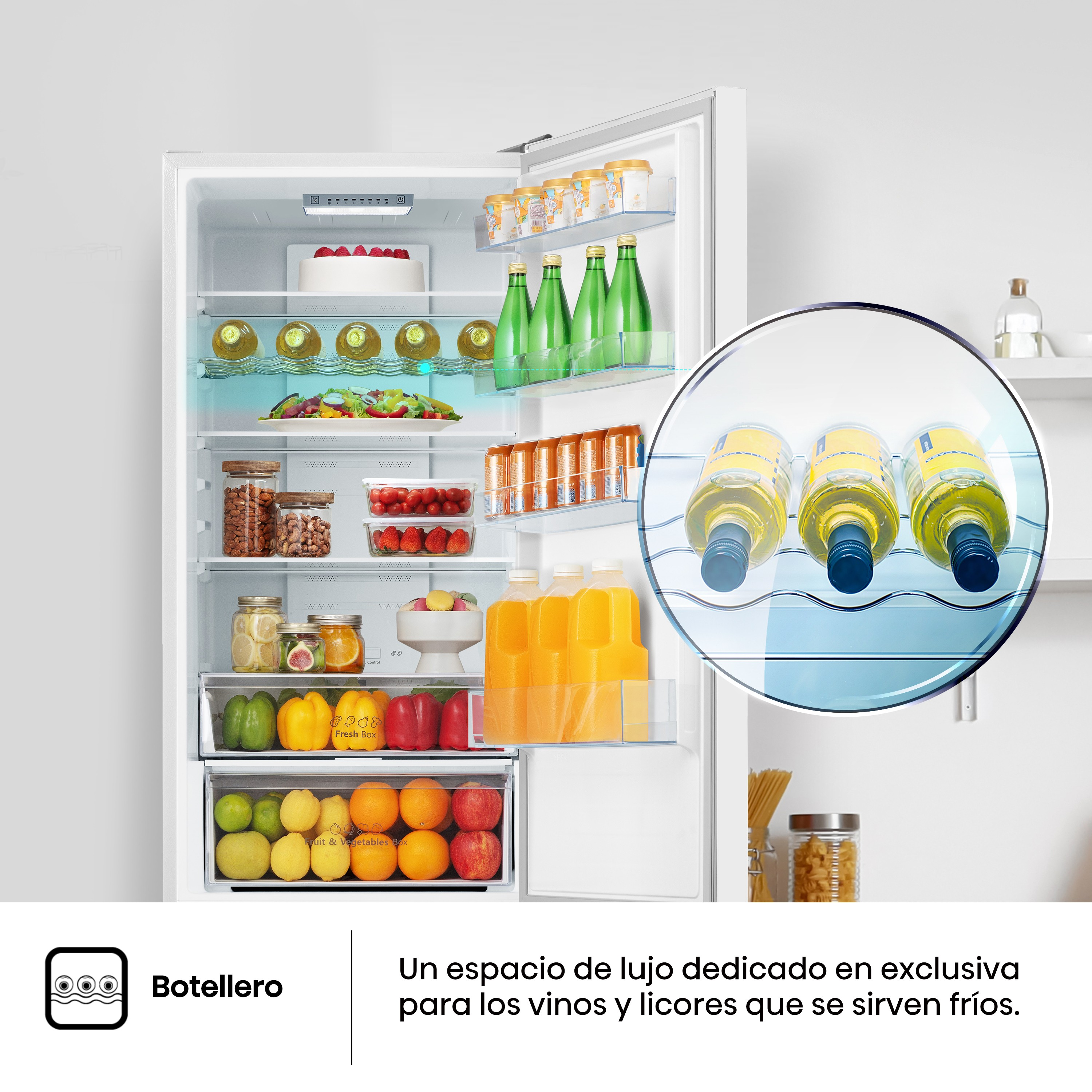 Frigorífico abierto con estantes de comida, incluyendo un botellero. Texto describe el botellero.