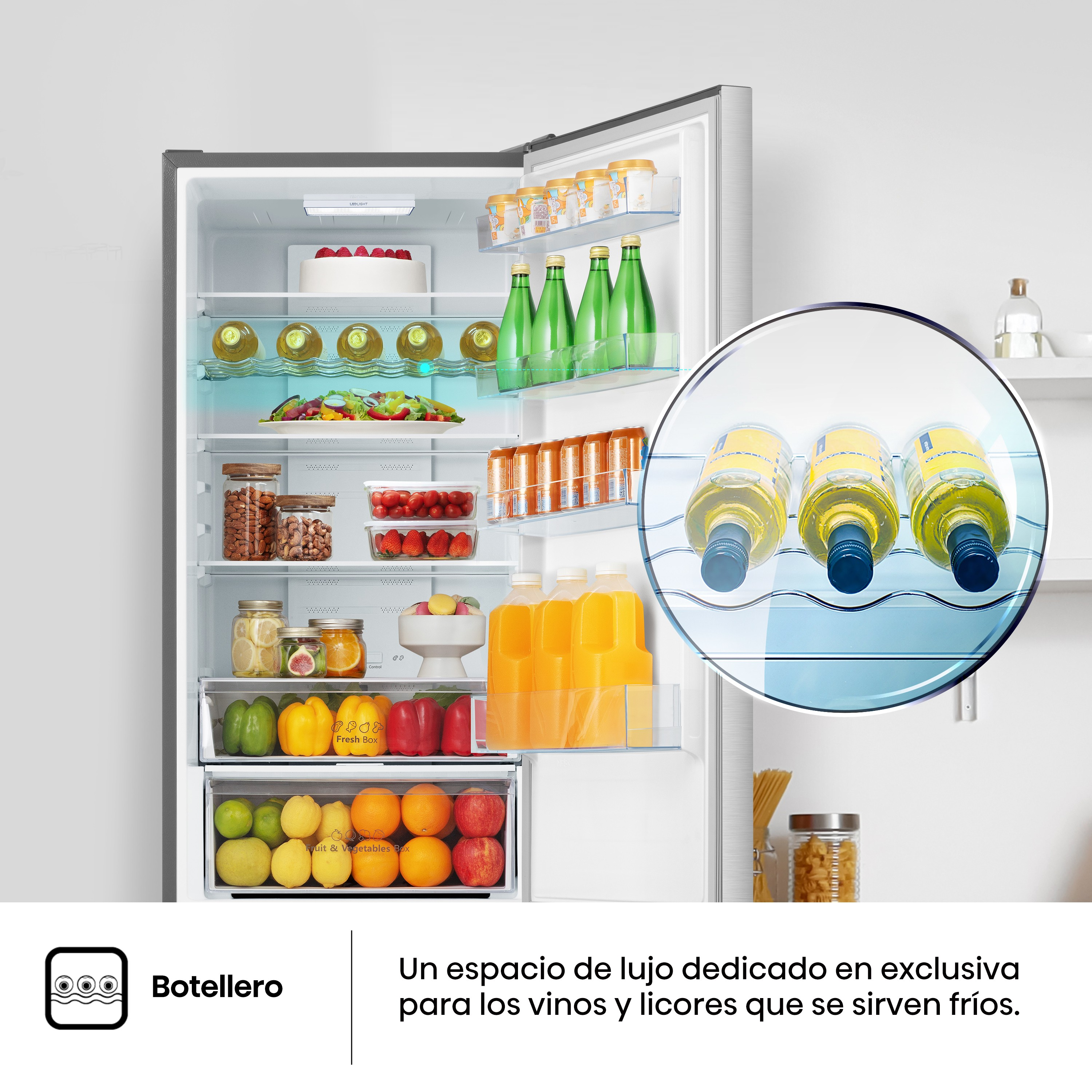 Un refrigerador con la puerta abierta, lleno de comida y botellas de vino. Imagen ampliada muestra botellas de vino.