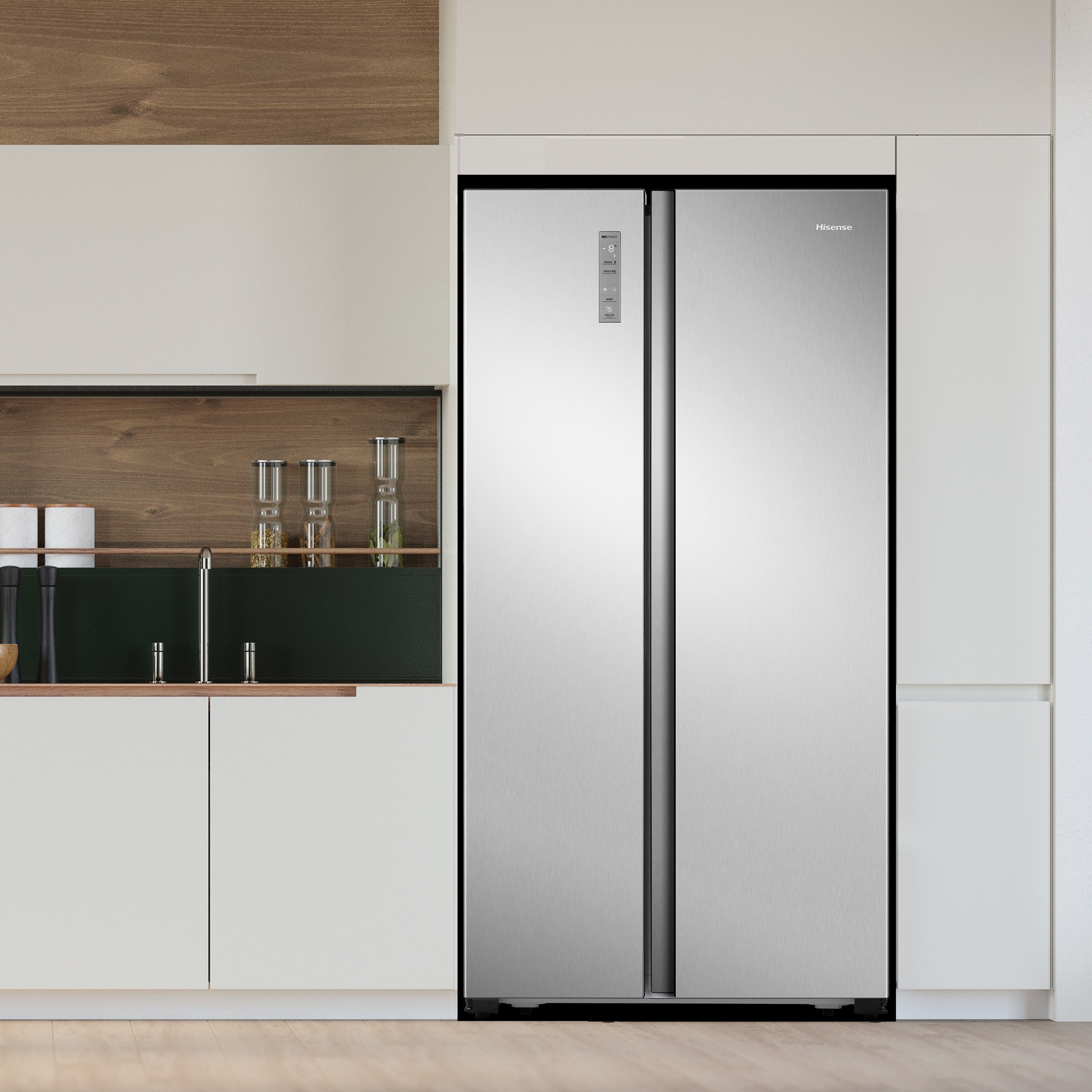 Un refrigerador Hisense de acero inoxidable en una cocina moderna. Tiene puertas dobles y manijas integradas.
