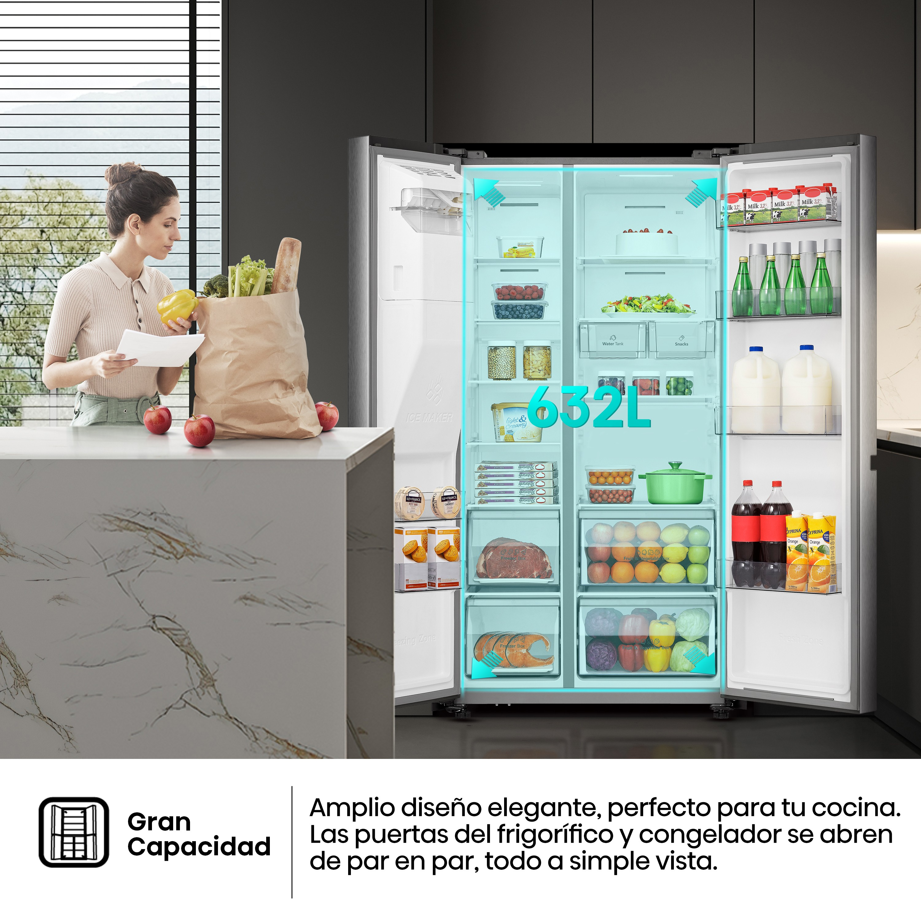 Mujer cargando comestibles en un refrigerador abierto, mostrando gran capacidad.