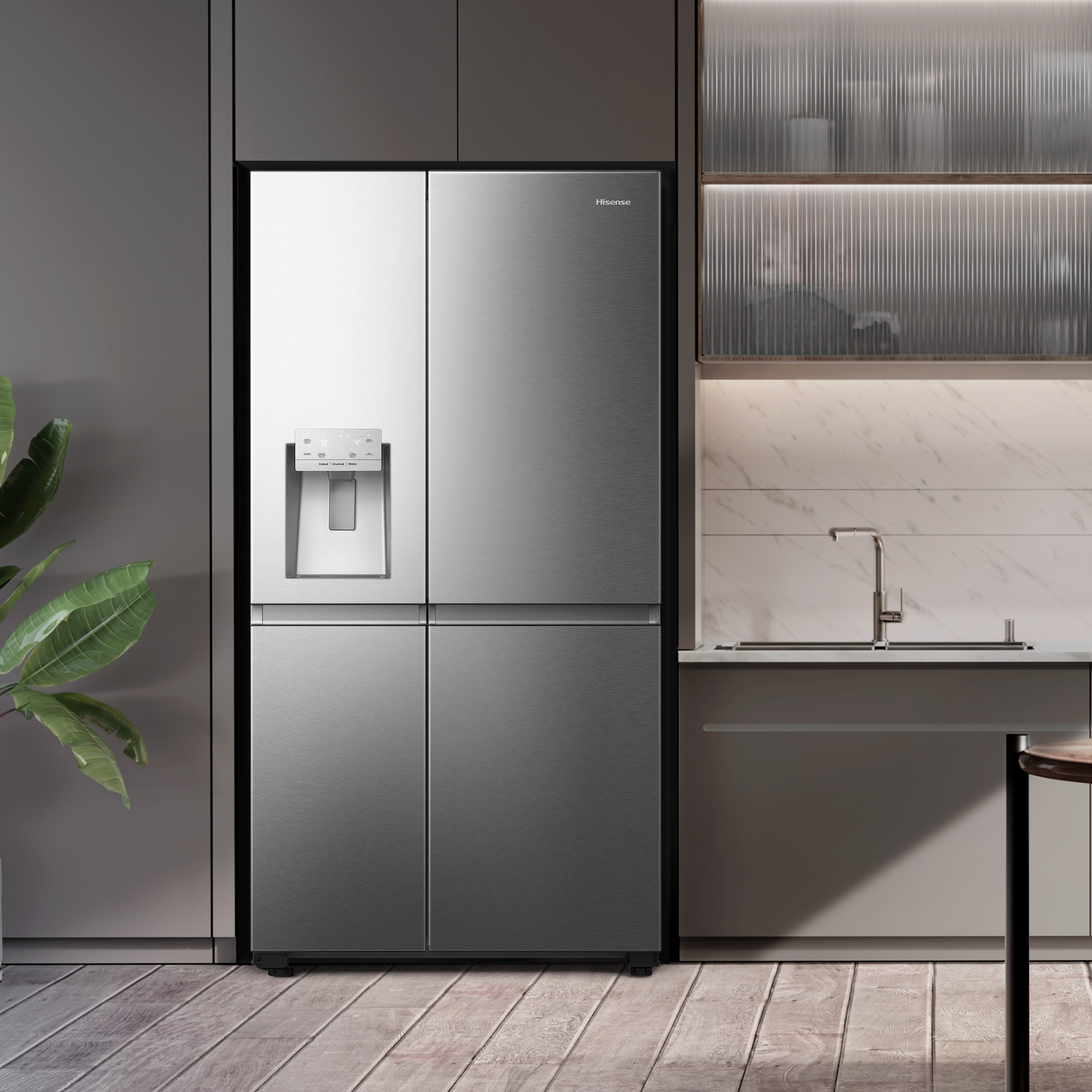 Un refrigerador Hisense plateado con puertas dobles y dispensador de agua en una cocina.