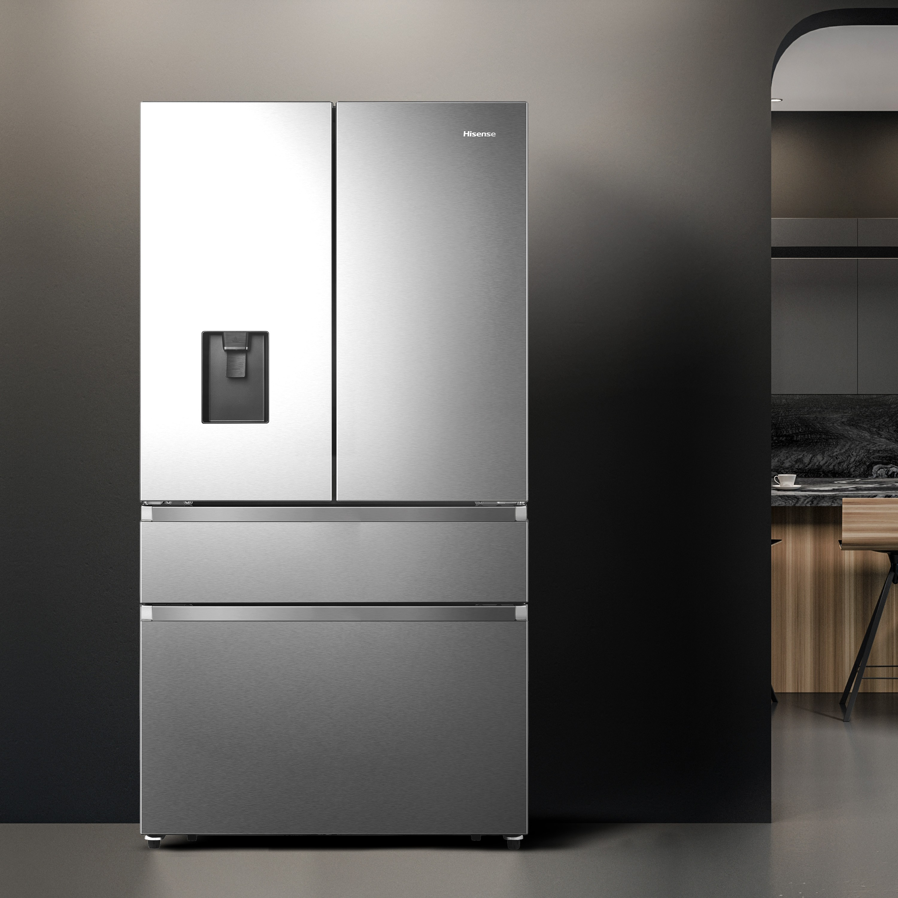 Refrigerador moderno sobre un fondo oscuro, con dispensador de agua.