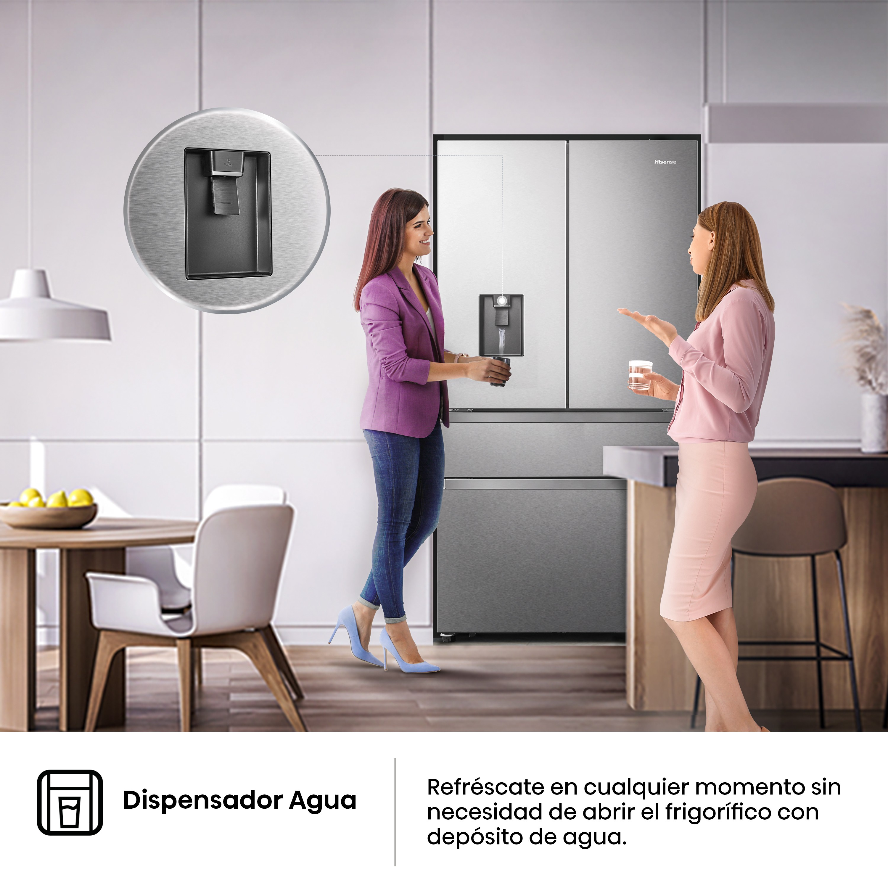 Dos mujeres de pie junto a un refrigerador. Una mujer sostiene un vaso de agua. Dispensador de agua.