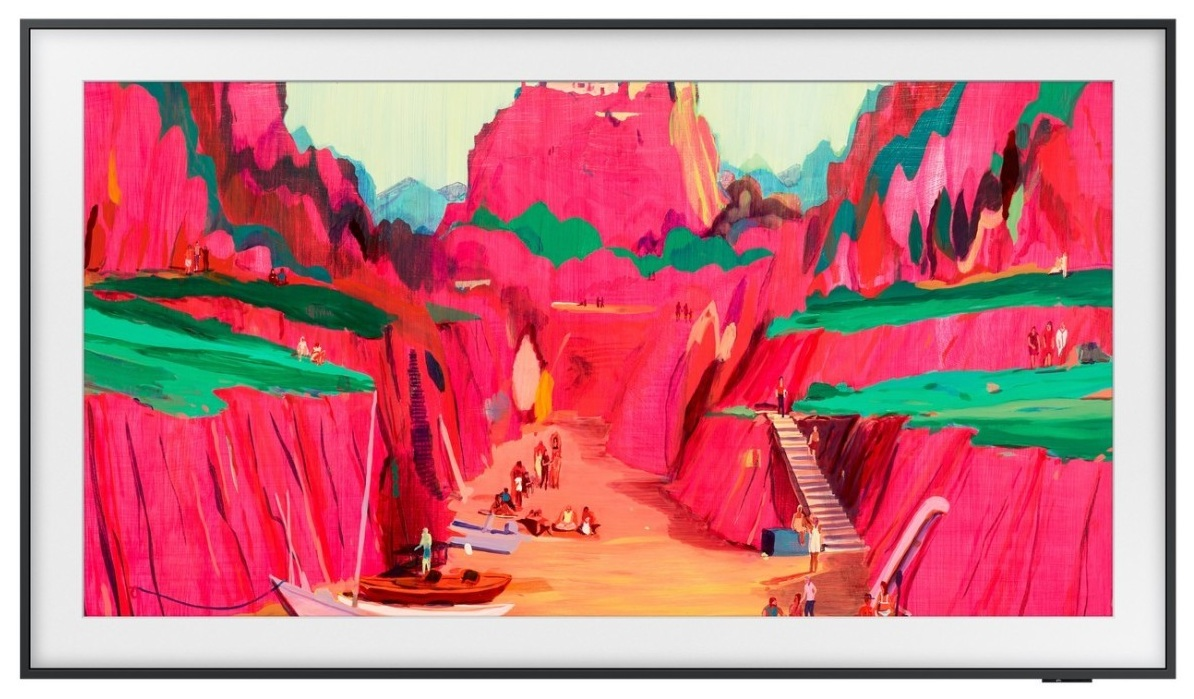 Telewizor wyświetlający czerwony, artystyczny obraz krajobrazu przedstawiający kanion z ludźmi i łodziami.