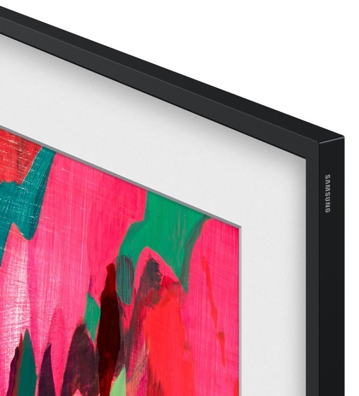 Czarny telewizor z profilu, wyświetlający czerwony, artystyczny obraz krajobrazu, z etykietą Samsung.