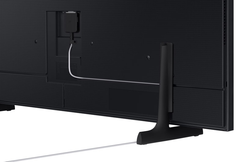 Czarny telewizor Samsung z boku, ze stabilną podstawą.