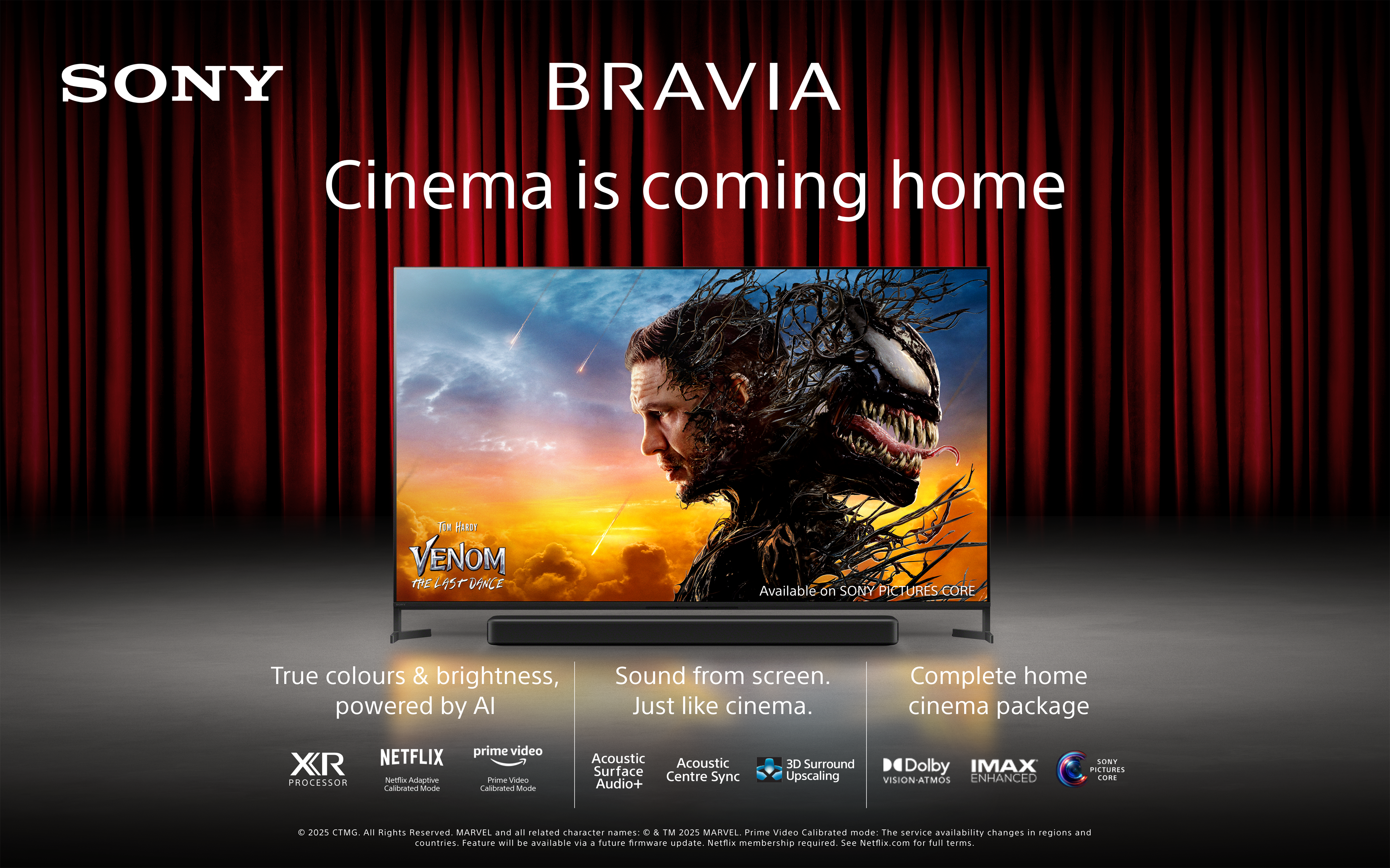 Un televisore Sony Bravia mostra un'immagine di Venom. La TV è davanti a una tenda rossa.