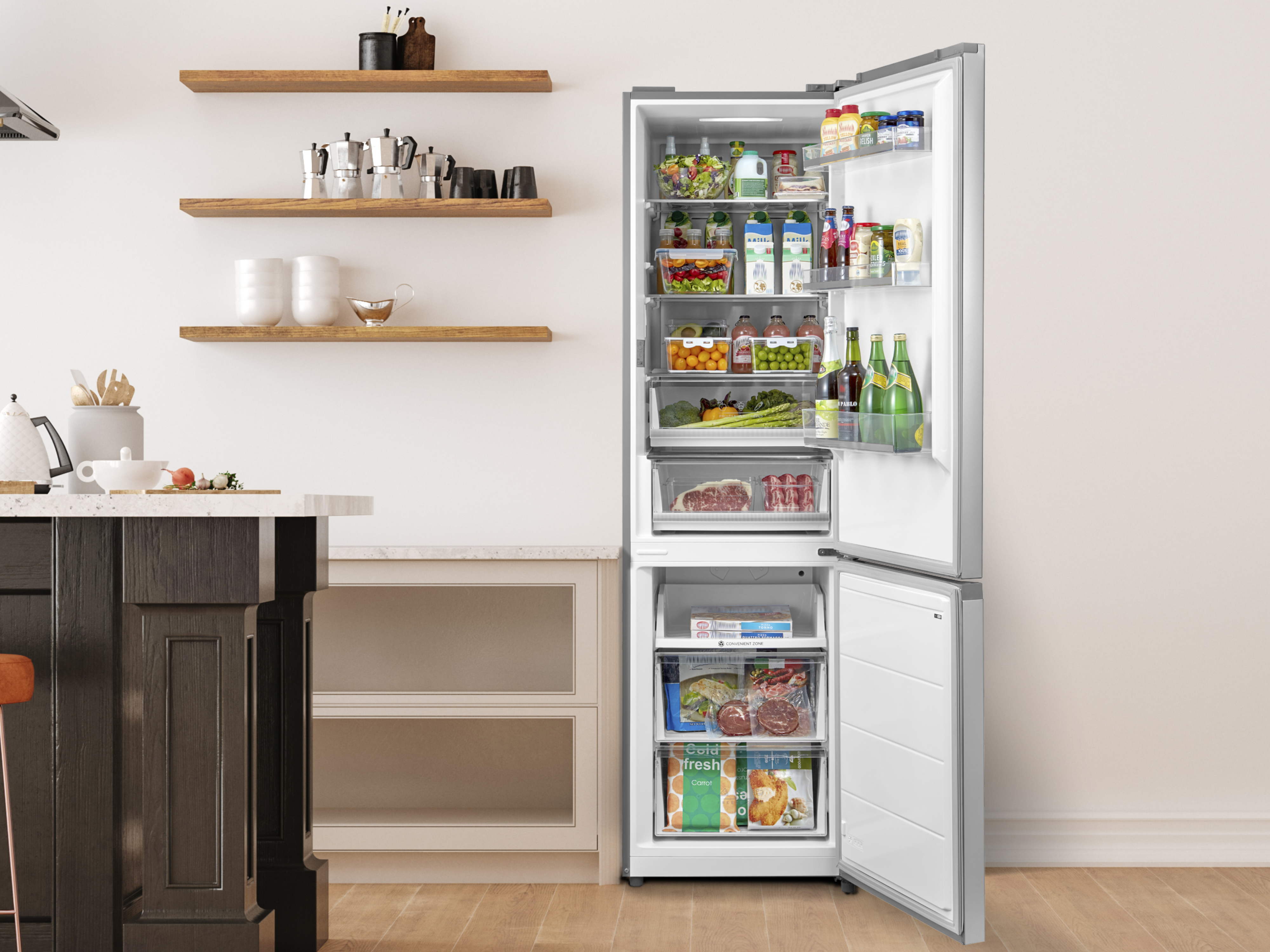 Ein Kühlschrank mit geöffneter Tür, gefüllt mit Lebensmitteln, vor einer Küche.