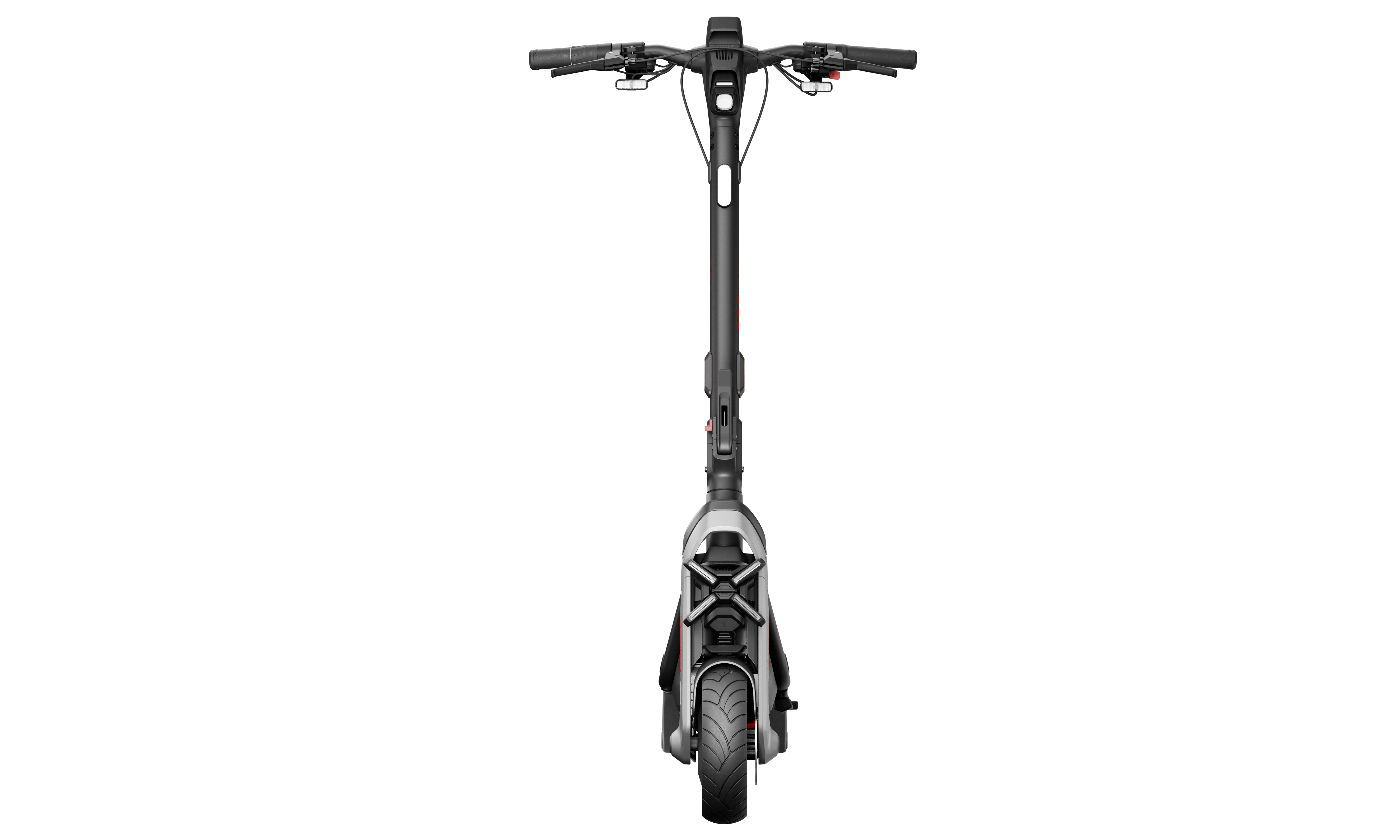 Siyah bir arka plan üzerinde, önden çekilmiş bir elektrikli scooter. Gidon, tekerlek ve çerçeve görülebilir.