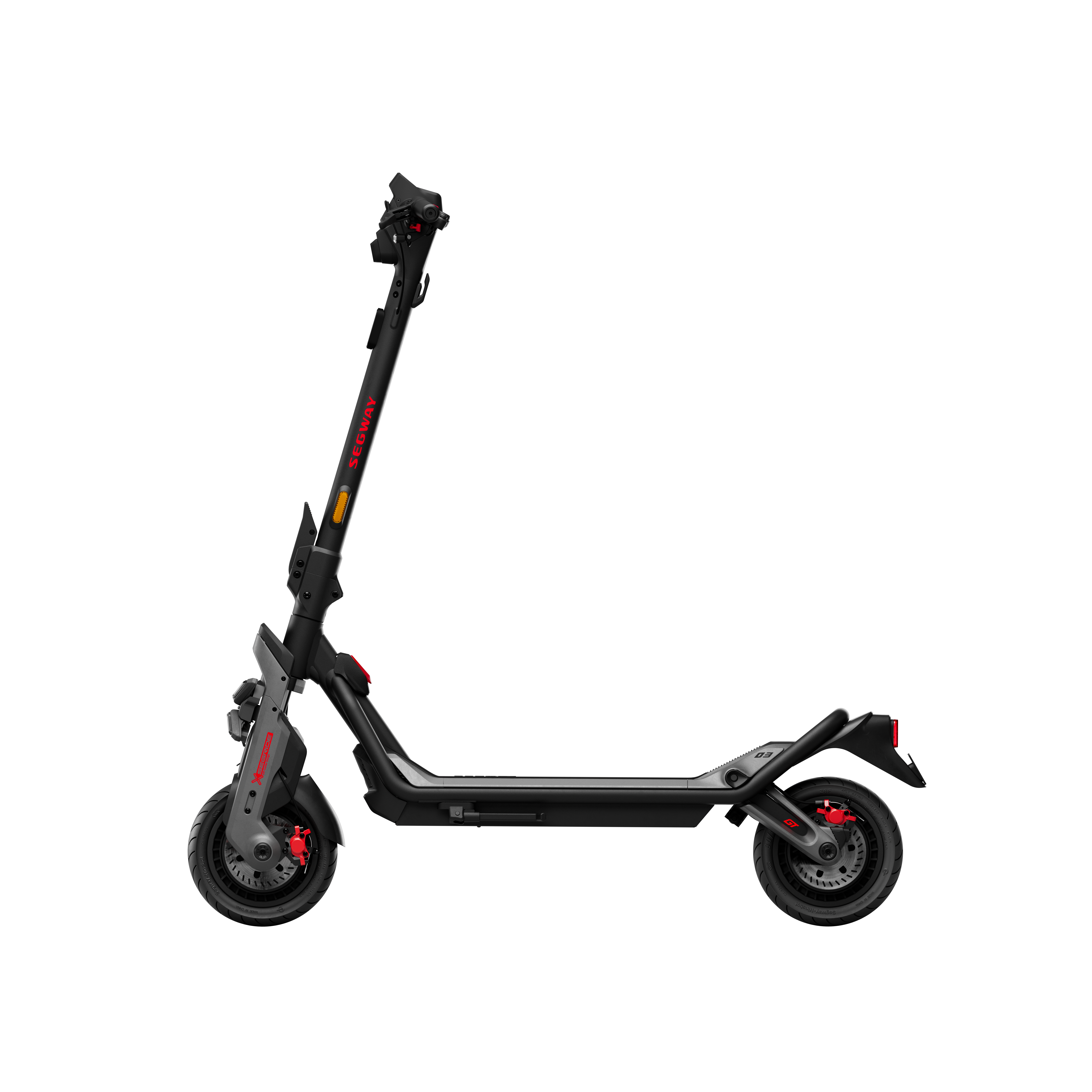 Siyah arka plan üzerinde kırmızı detaylara sahip siyah elektrikli scooter, yan görünüm.