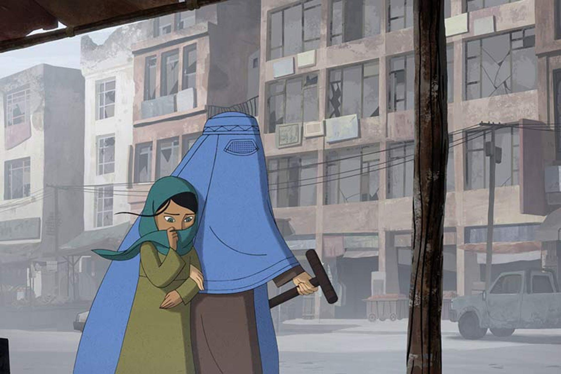 Eine Frau mit Burka und ein Mädchen stehen in einer Straße, im Hintergrund Gebäude.