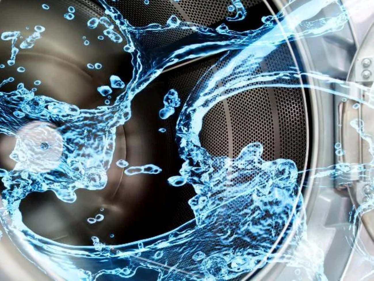 Woda rozpryskuje się w bębnie pralki. Woda jest niebieska, tworząc rozpryski i fale.