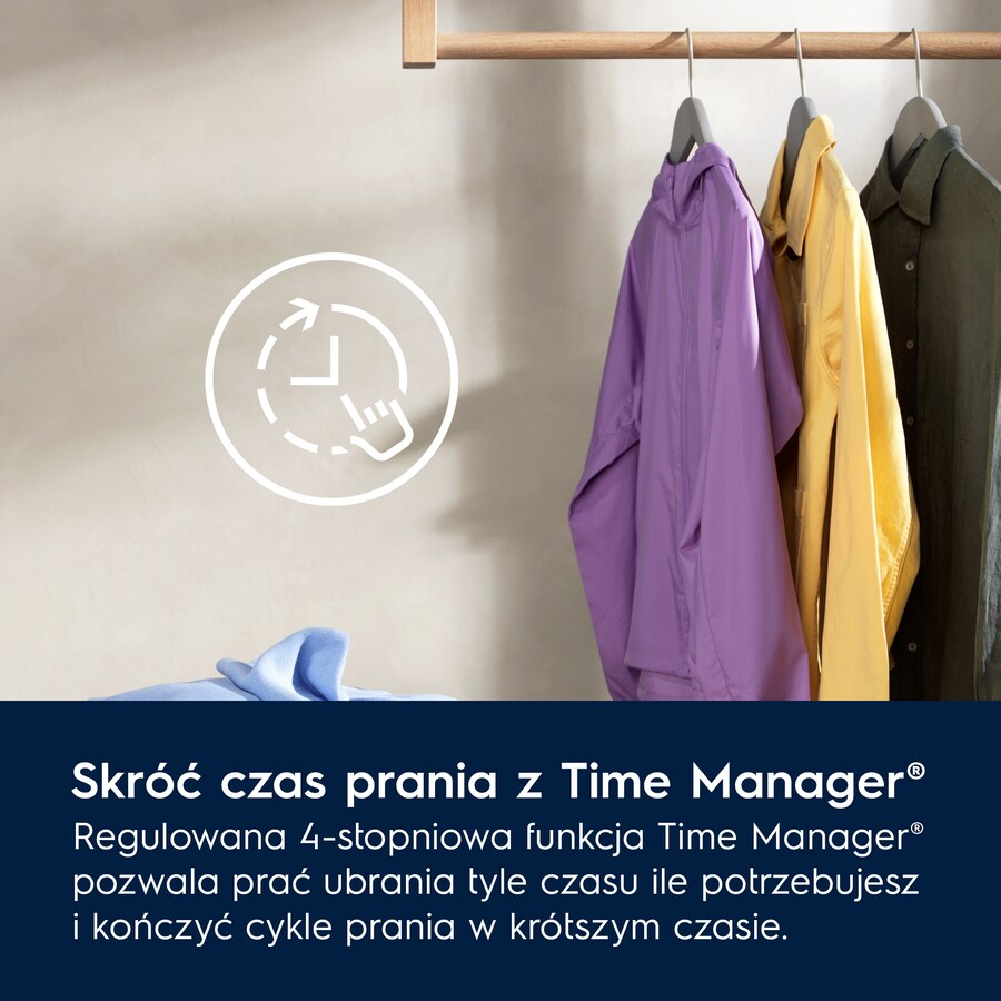 Ubrania wiszące na wieszaku. Tekst promuje funkcję Time Manager®, która skraca czas prania.