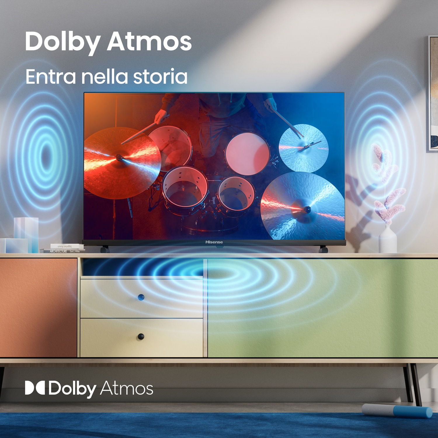TV che mostra un'esibizione di batteria. Onde blu circondano lo schermo. Testo: Dolby Atmos, Entra nella storia.