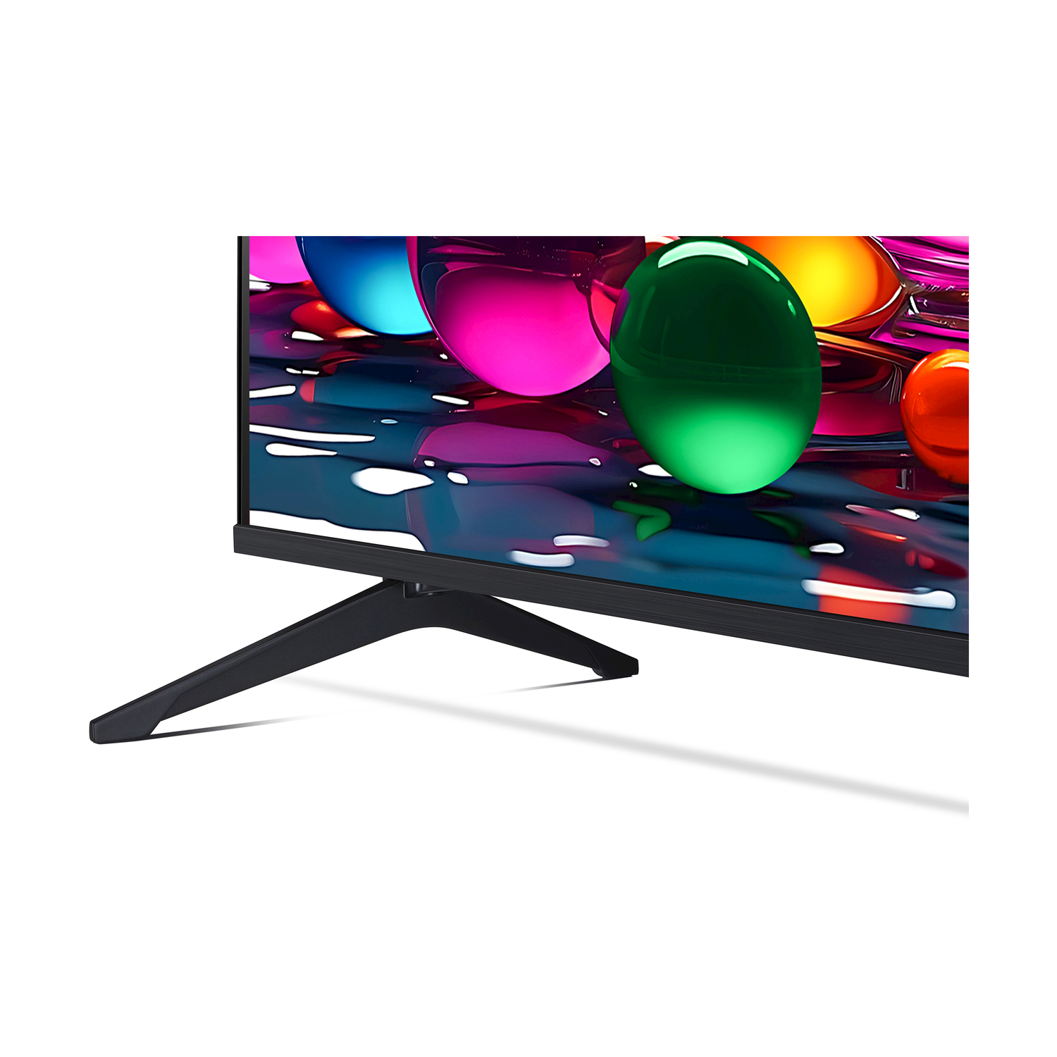 Primo piano di una TV su due piedi neri. Lo sfondo è bianco.