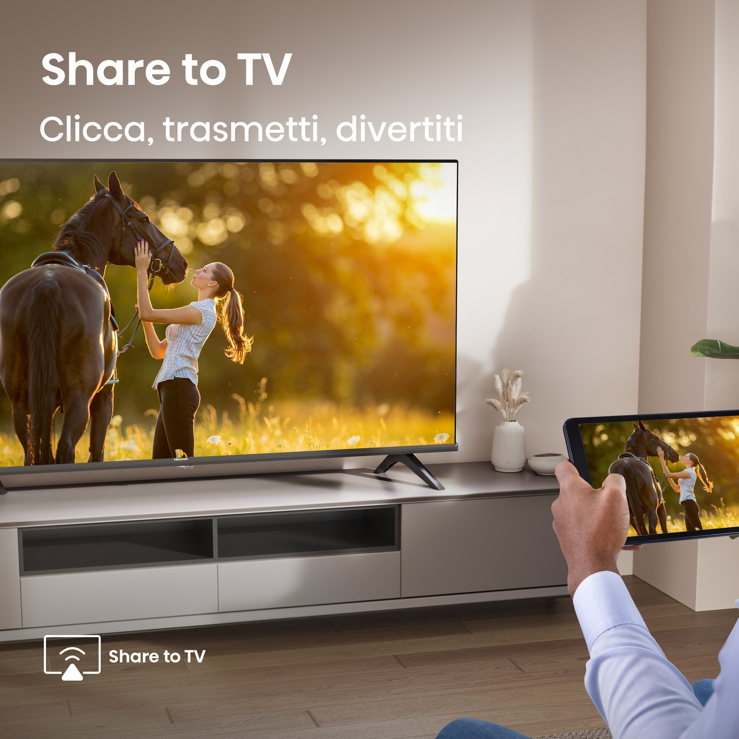 Una donna e un cavallo su una TV e un tablet.