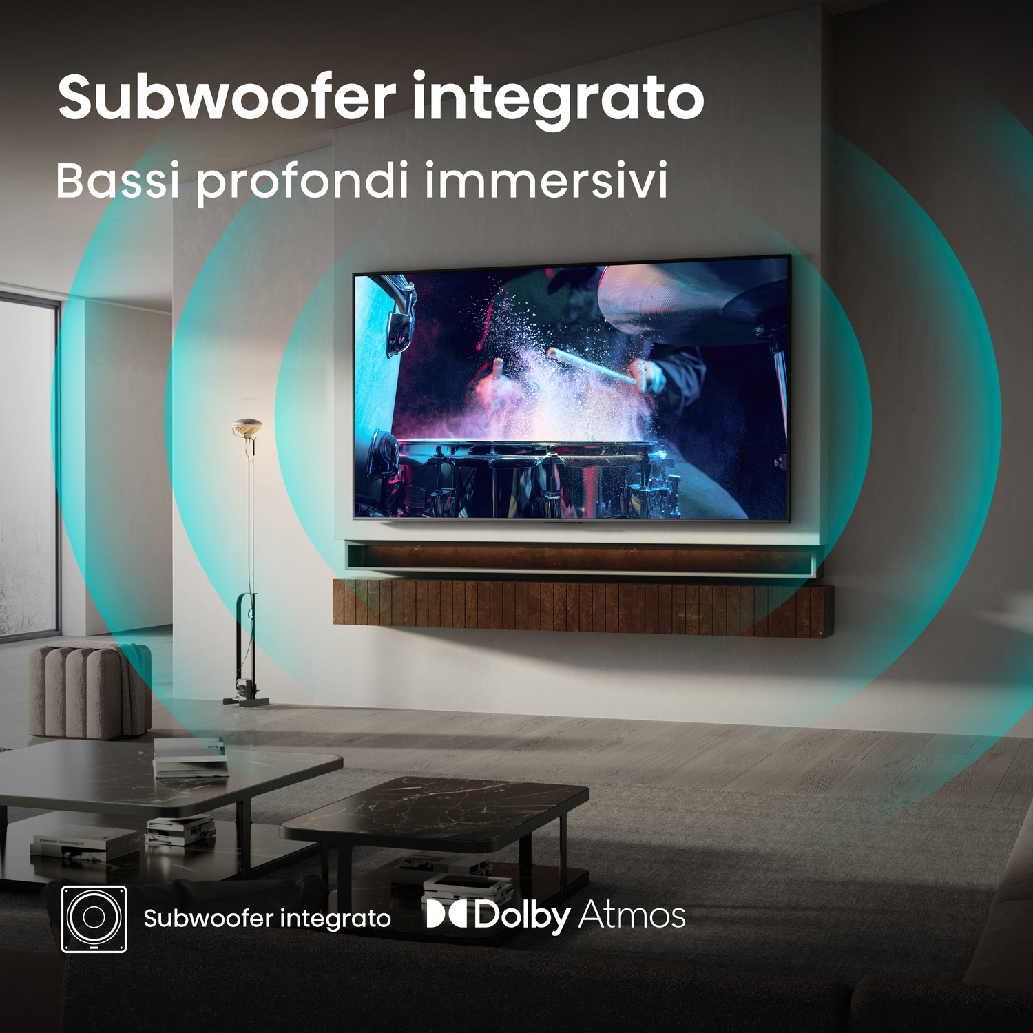 Una TV con subwoofer integrato e Dolby Atmos, posizionata in un salotto.