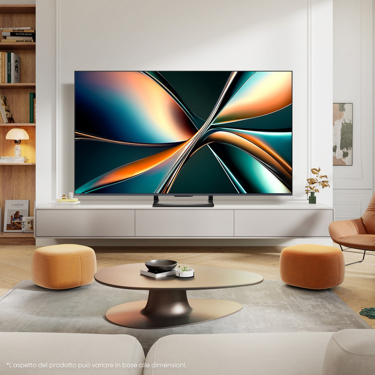 Grande TV con schermo colorato in soggiorno. Due pouf davanti, libreria sullo sfondo.