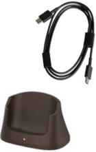 Barna töltőállomás és fekete USB-kábel, sötét háttéren.
