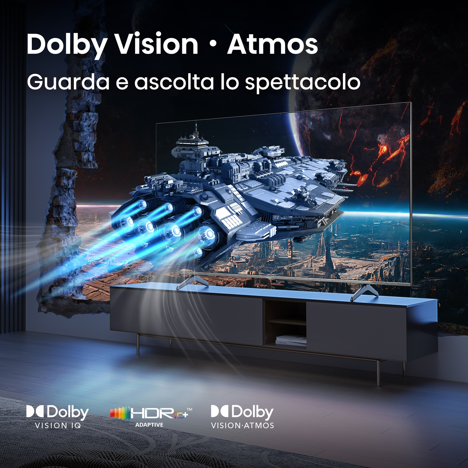 Un TV mostra una scena di navicella spaziale con Dolby Vision Atmos. I loghi di Dolby Vision e HDR Adaptive sono visibili.